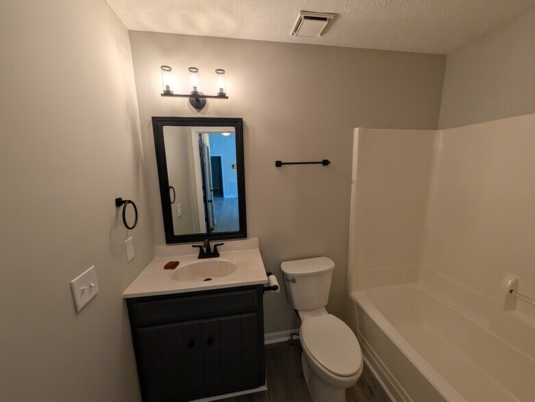 Building Photo - 4920 Peppertree Dr