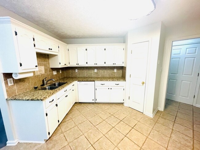 Building Photo - ** 3 Bed 2 Bath located off McQueen Smith ...