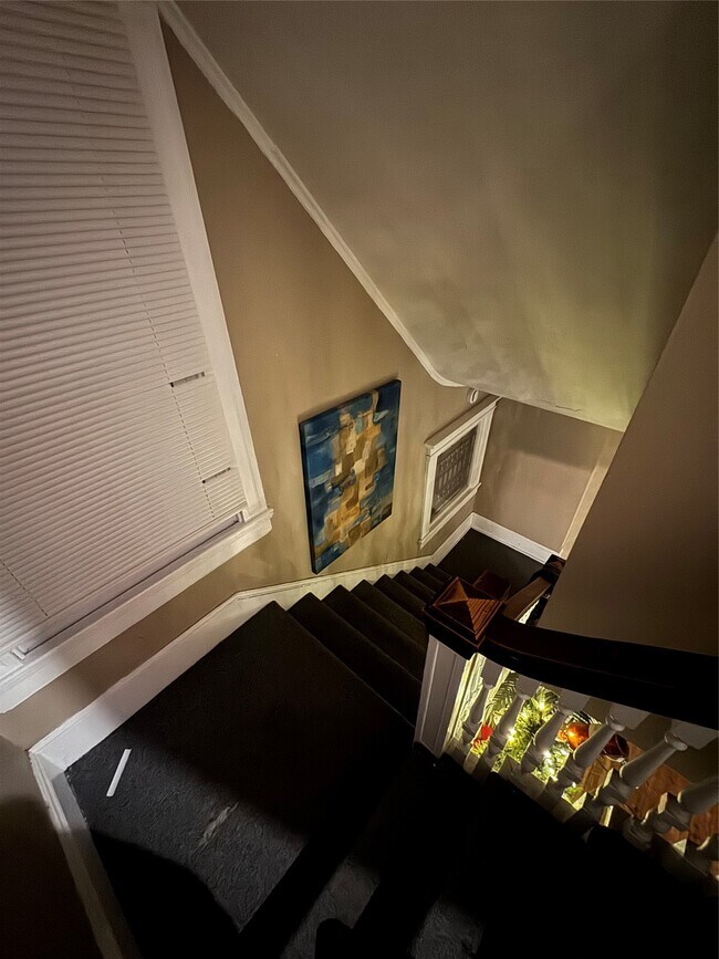 Building Photo - 121 Oak St