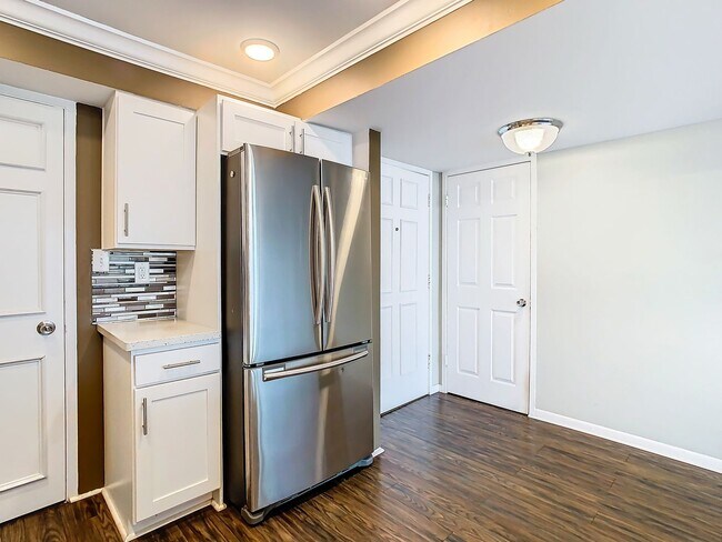Building Photo - 7400 Sun Island Dr S