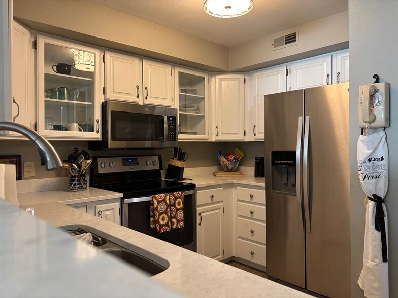 Fully stocked kitchen - 703 N 29th St