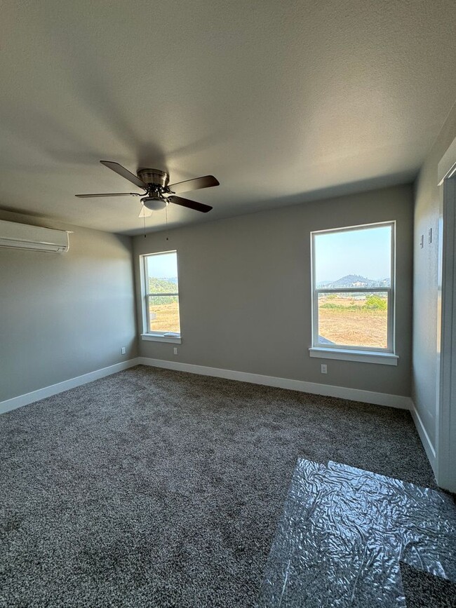 Building Photo - New 3 bedroom 2 1/2 bath home townhome on ...