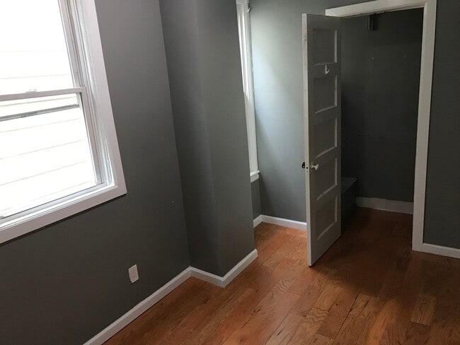 Building Photo - 4 bedroom, 1 bath