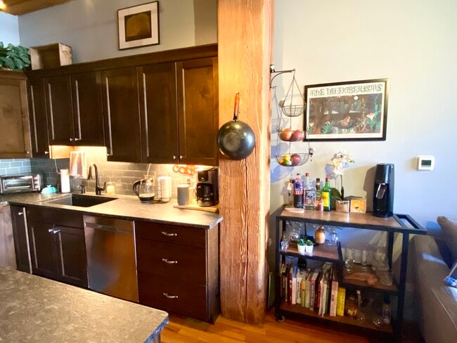 Building Photo - 1250 W Van Buren St