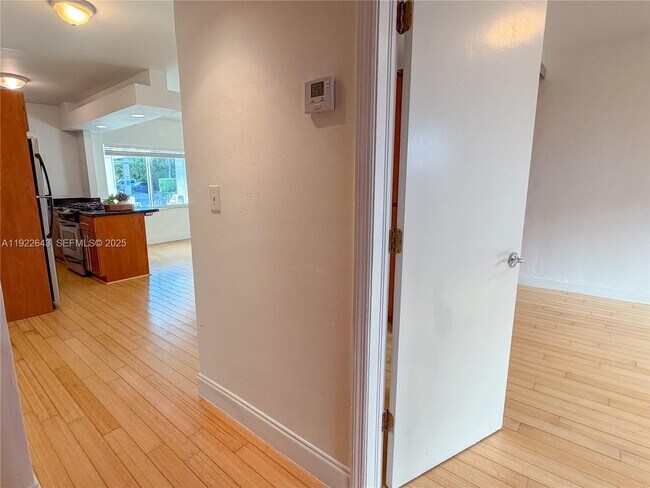 Building Photo - 10101 W Bay Harbor Dr