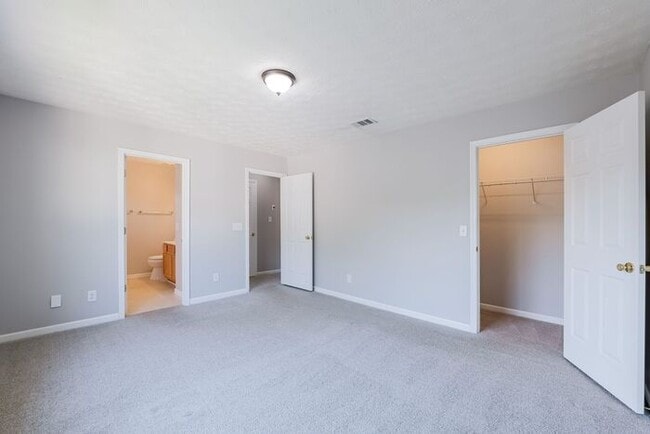 Building Photo - 641 W Oaks Dr
