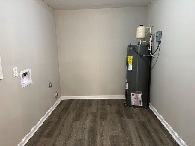 Building Photo - Classic Ranch-Style Living – 4 Bed, 2 Bath Gem!