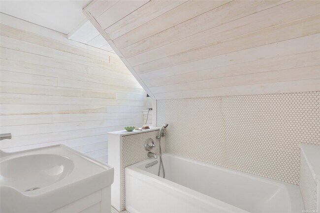 Building Photo - 95 E Broadway