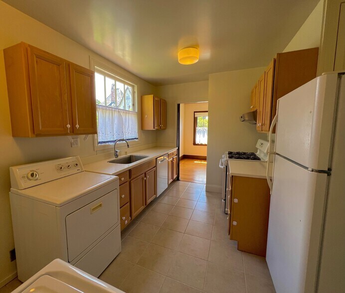 Kitchen 1 of 3 - 1761 Spruce St