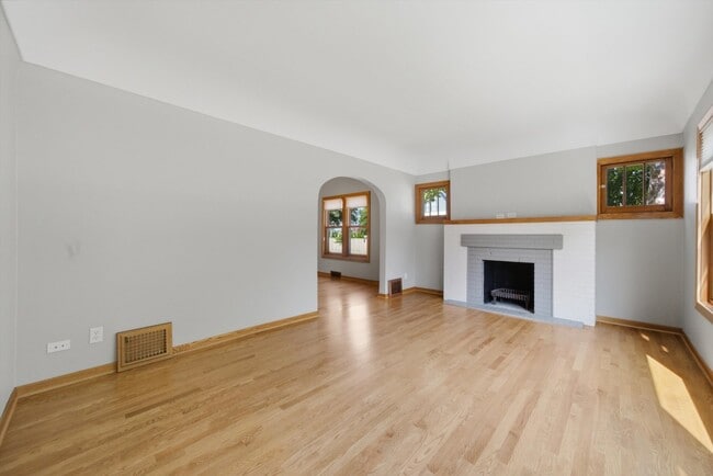 Building Photo - 586 S Hawthorne Ave
