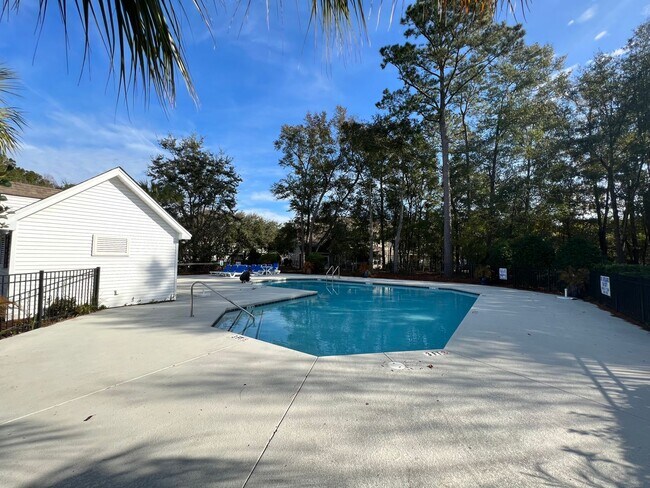 Building Photo - 2 Bedroom 2.5 Bath Furnished Townhome in Beresford Commons