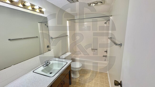Building Photo - Edwards St Triplex