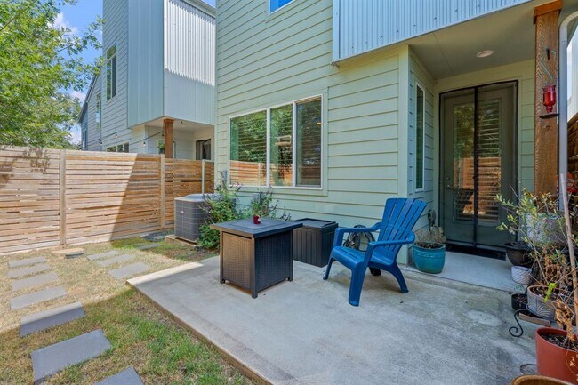 Building Photo - 801 N Bluff Dr