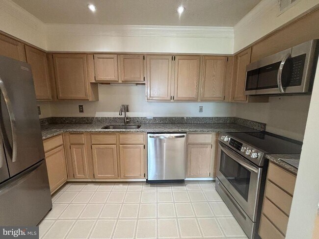 Building Photo - 3115 Patrick Henry Dr