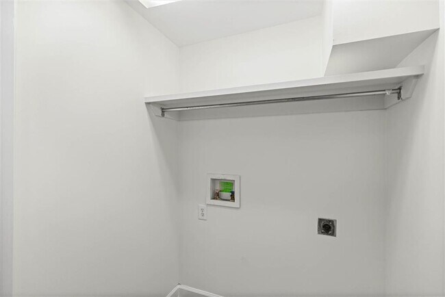 Building Photo - 5213 Pineview Ln S