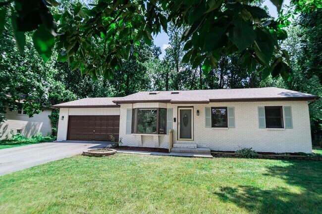 Building Photo - 3 bed 2 bath Home in Lakes of the Four Sea...