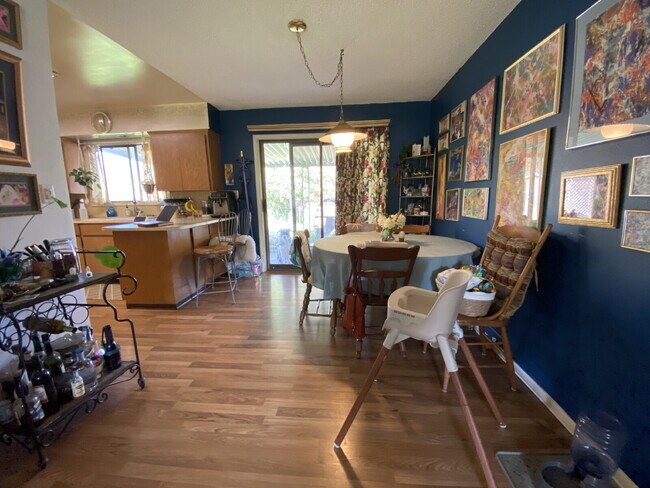 Building Photo - Massive Fenced Yard, Spacious 3BR Near Hospital, Shopping & Waterfront in Prime Bellingham Location