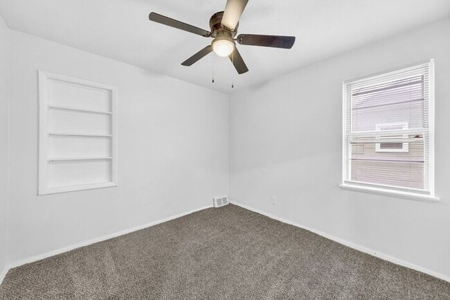 Building Photo - Stunning 5 Bed, 2 Bath Euclid Ohio!