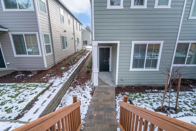 Building Photo - Super clean & spacious 4-bdrm/3-bath townhome in NE—Attached garage, great location