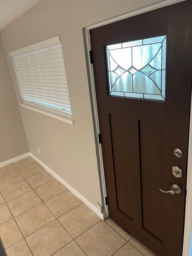 Building Photo - Available NOW  - 2 story 2 Bed 1 Bath - 2 ...