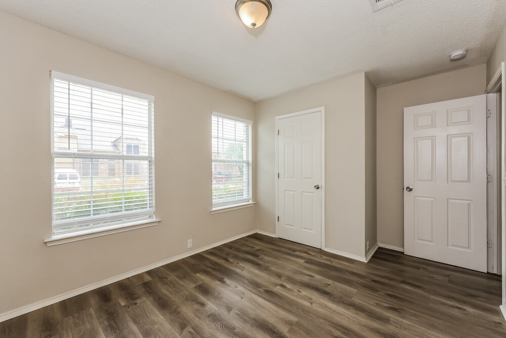 Building Photo - 6730 Meadowcrest Dr
