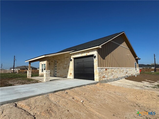 Building Photo - 318 Warehouse Rd