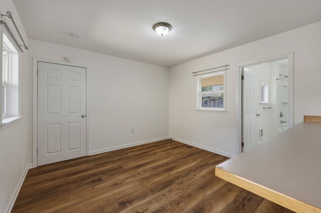 Building Photo - Fantastic location, move in ready! 1 bed, one bath, HUGE kitchen!