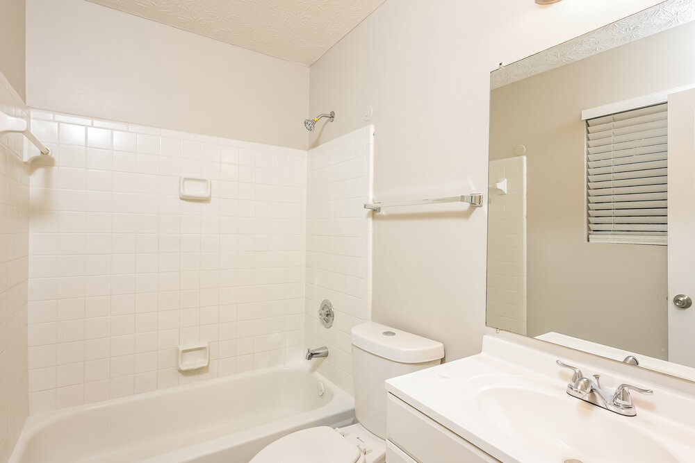 Building Photo - 2068 Lown Farm Ln