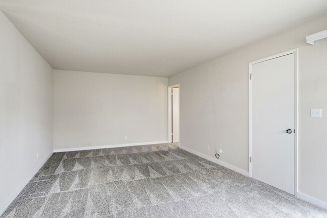 Building Photo - Duplex with 1.5 Bath and One Car Garage