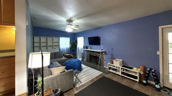 Building Photo - Spacious 4 Bedroom, 3 Bathroom Redlands Home!