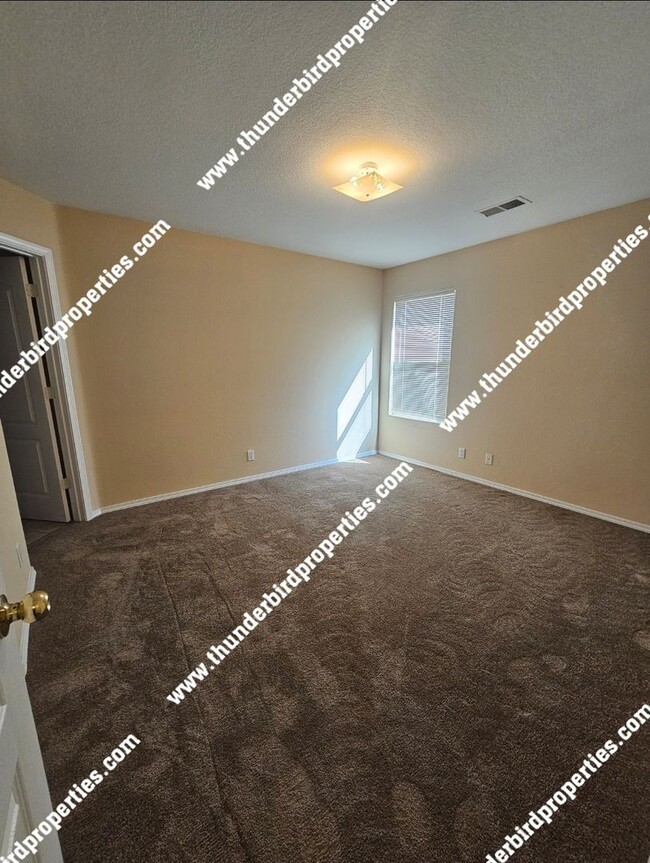 Building Photo - Located in a Gated community!!!