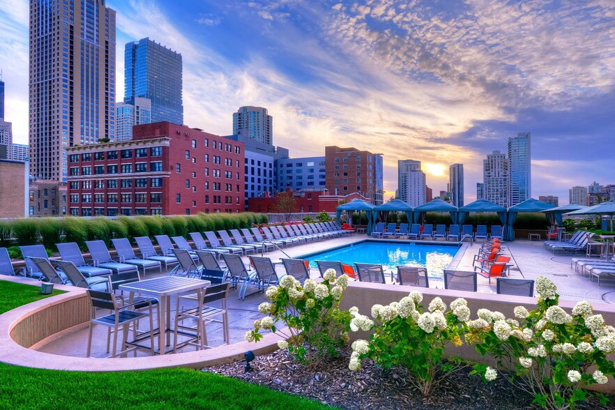 Pool - 545 N Dearborn St