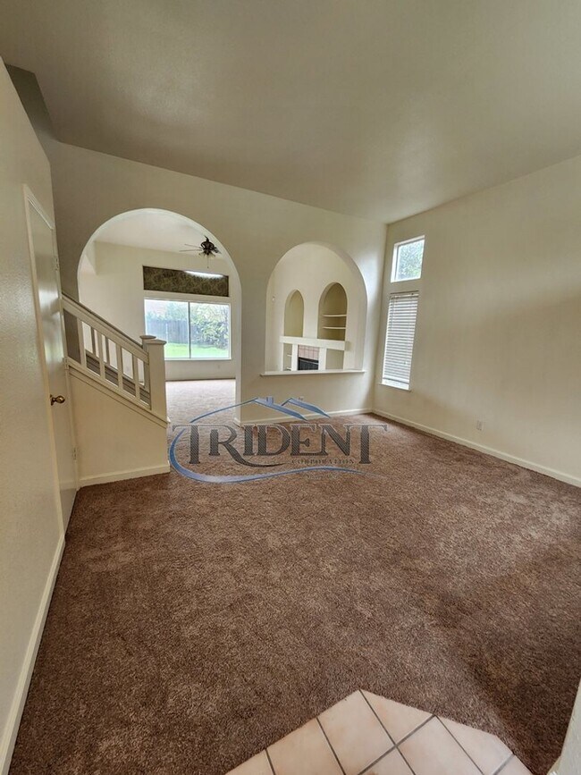 Building Photo - 3 bedroom, 2 ½ bath SOLAR home