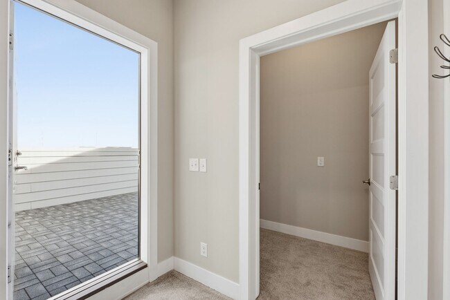 Building Photo - Stylish Midtown townhouse with stunning city views!