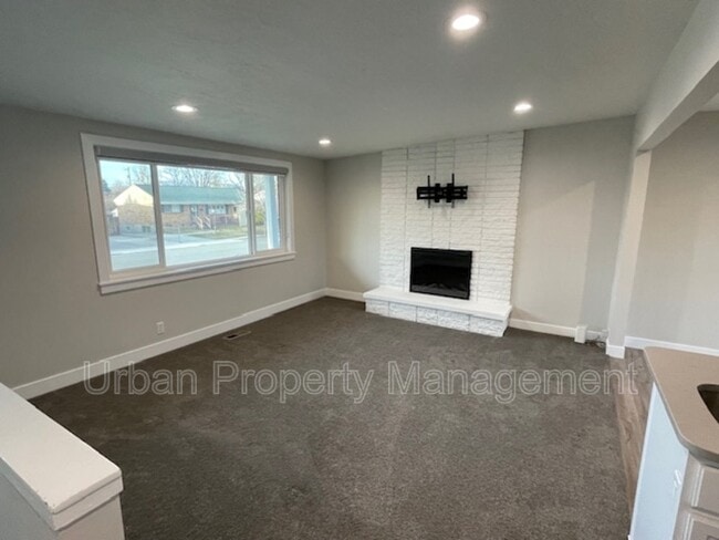 Building Photo - 310 E 6240 S