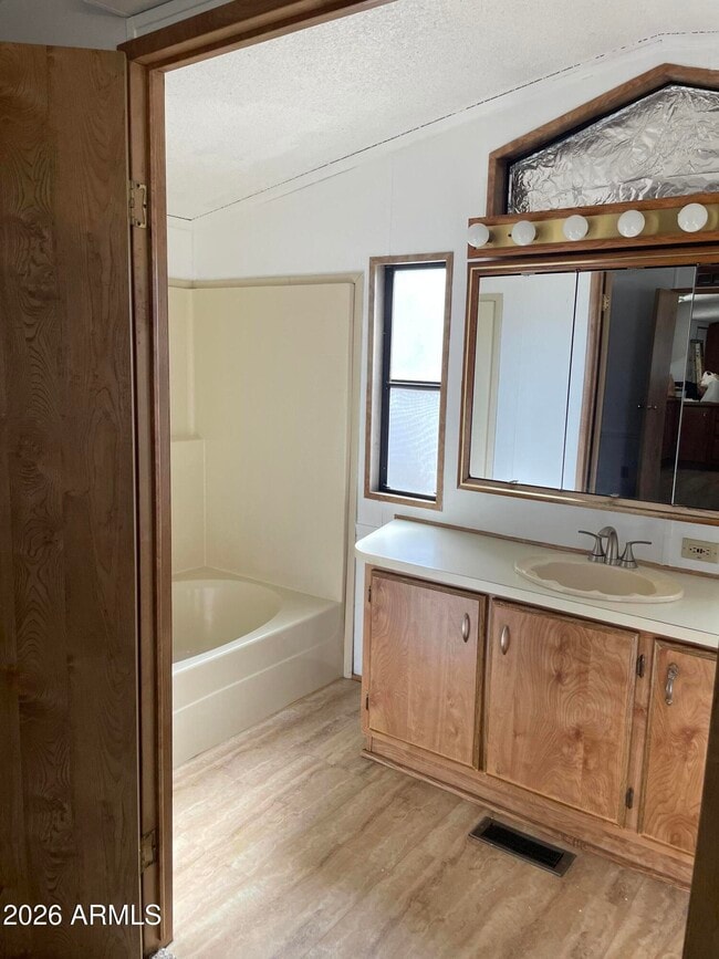 Building Photo - 415 E Villa Theresa Dr