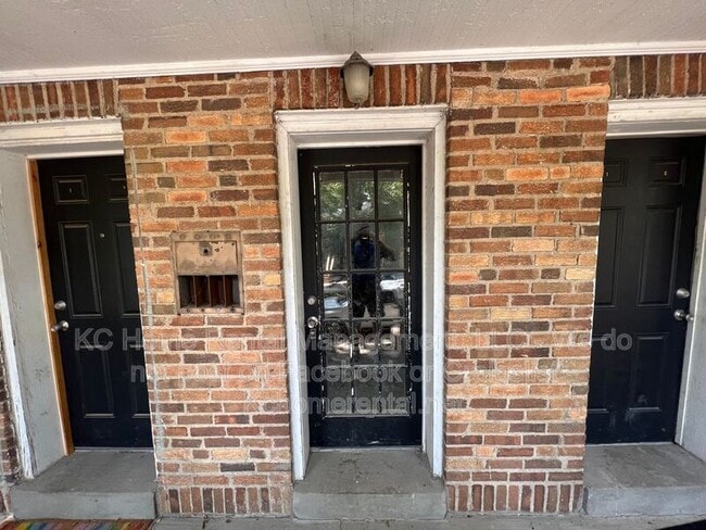 Building Photo - 1110 W 41st Terrace