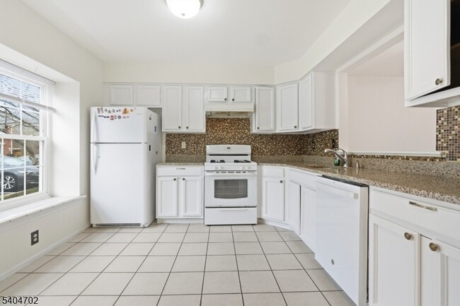 Building Photo - 374 Aldeburgh Ave