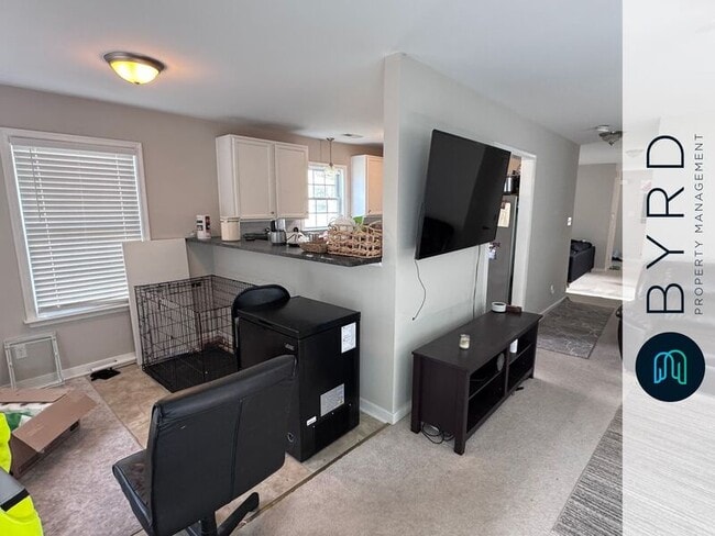 Building Photo - 115 E 14th St