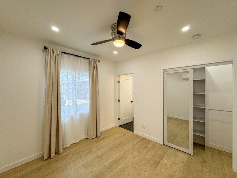 Building Photo - 956 Camulos St