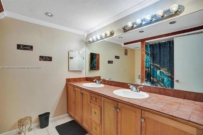 Building Photo - 6483 Racquet Club Dr