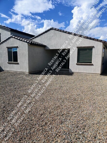 Building Photo - 36033 W San Clemente Ave