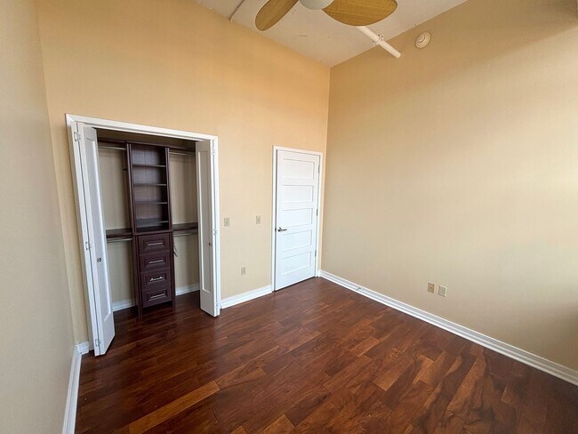 Building Photo - Downtown Luxury Condo in a Newly Renovated...