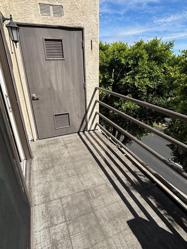 Building Photo - Two Masters Plus Loft Updated Condo in Long Beach