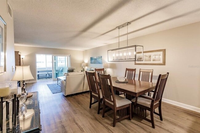 Building Photo - 1125 W Peppertree Dr