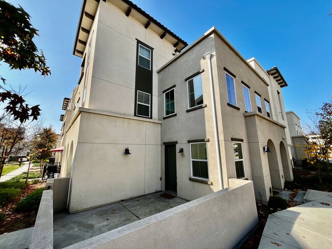 Building Photo - Modern 5B 4BA Townhome w/ AC in Playa Del ...