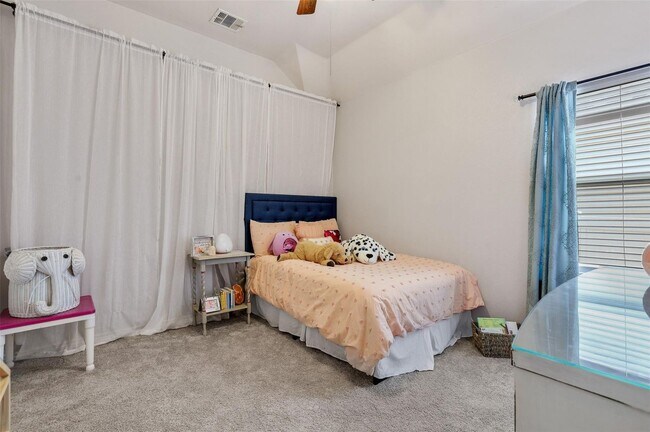 Building Photo - Beautiful house includes oversized covered Front Porch, features 4 Beds, 2 Baths, Study, Gameroom...