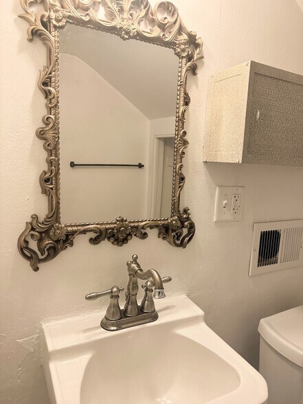 Building Photo - 414 2nd St W