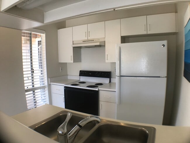 Building Photo - Large Studio, 1 Bath, 1 Parking at CORONADO!