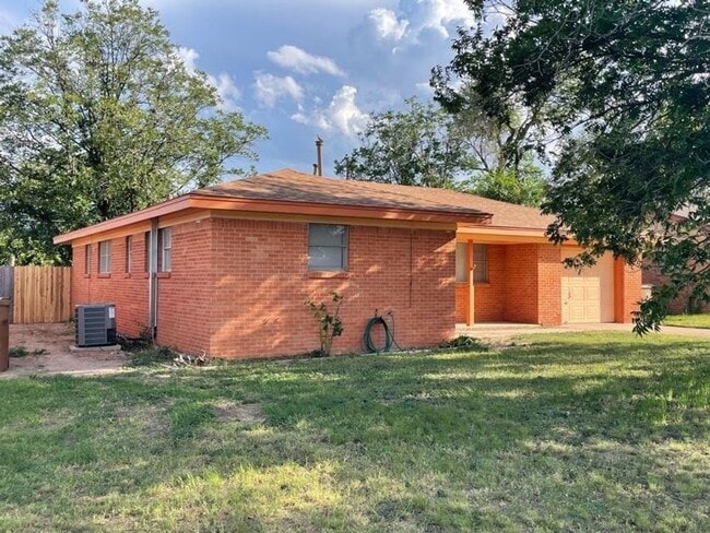 Building Photo - Modern Comfort, Classic Charm – Newly Reno...